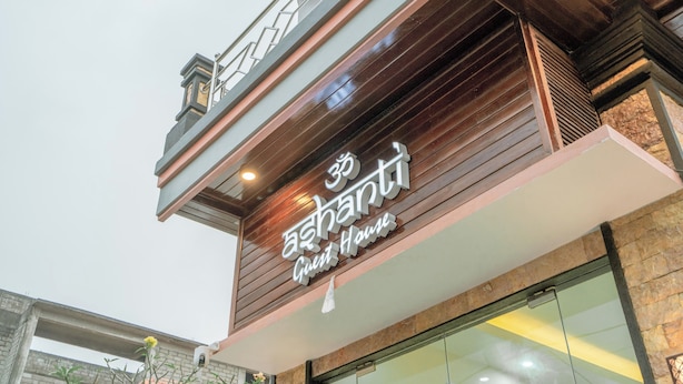A building with a sign that reads "Ashanti Guest House". - Ashanti Guest House Ubud (Ubud)