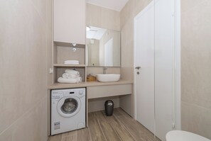 Dusj, hårføner, håndklær og såpe