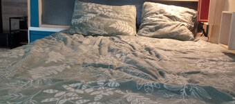 Charming studio in the heart of a shopping street, 2 steps from NAVAL GROUP