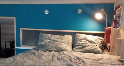 Charmant studio, au coeur d'une rue commerçante, à 2 pas de NAVAL GROUP