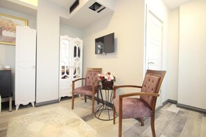 Deluxe Room, City View | Living area