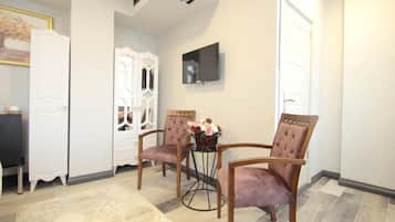 Executive Triple Room, City View | Living area