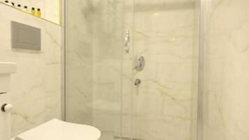 Deluxe Room, City View | Bathroom