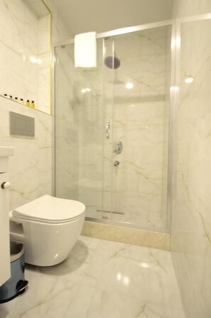 Deluxe Room, City View | Bathroom