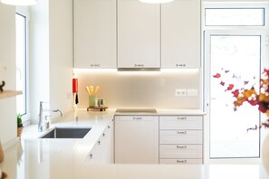 Maison | Cuisine privée | Réfrigérateur, four à micro-ondes, un four, surface de cuisson