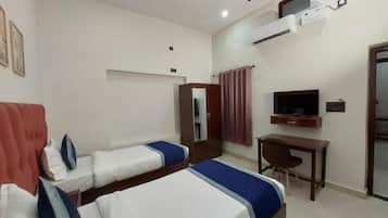 Deluxe Room | 1 bedroom, desk, laptop workspace, free WiFi