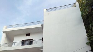 Un edificio a più piani con un cartello che indica Kailasha Inn.