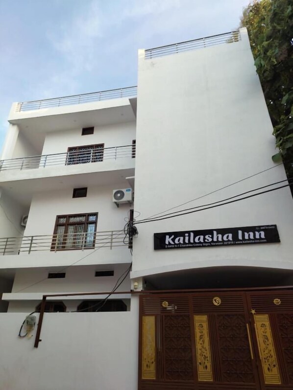 A multi-story building with a sign for Kailasha Inn. - Kailasha Inn (Varanasi)
