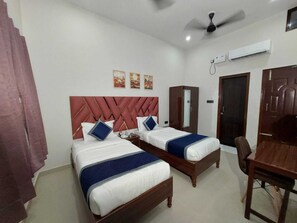 Deluxe Room | 1 bedroom, desk, laptop workspace, free WiFi - Kailasha Inn (Varanasi)