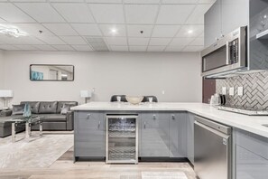 Réfrigérateur, micro-ondes, plaque de cuisson, lave-vaisselle