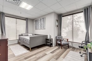 1 dormitori, planxa i posts de planxar, un bressol de viatge i wifi 