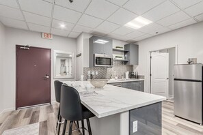 Kylskåp, mikrovågsugn, spishäll och diskmaskin