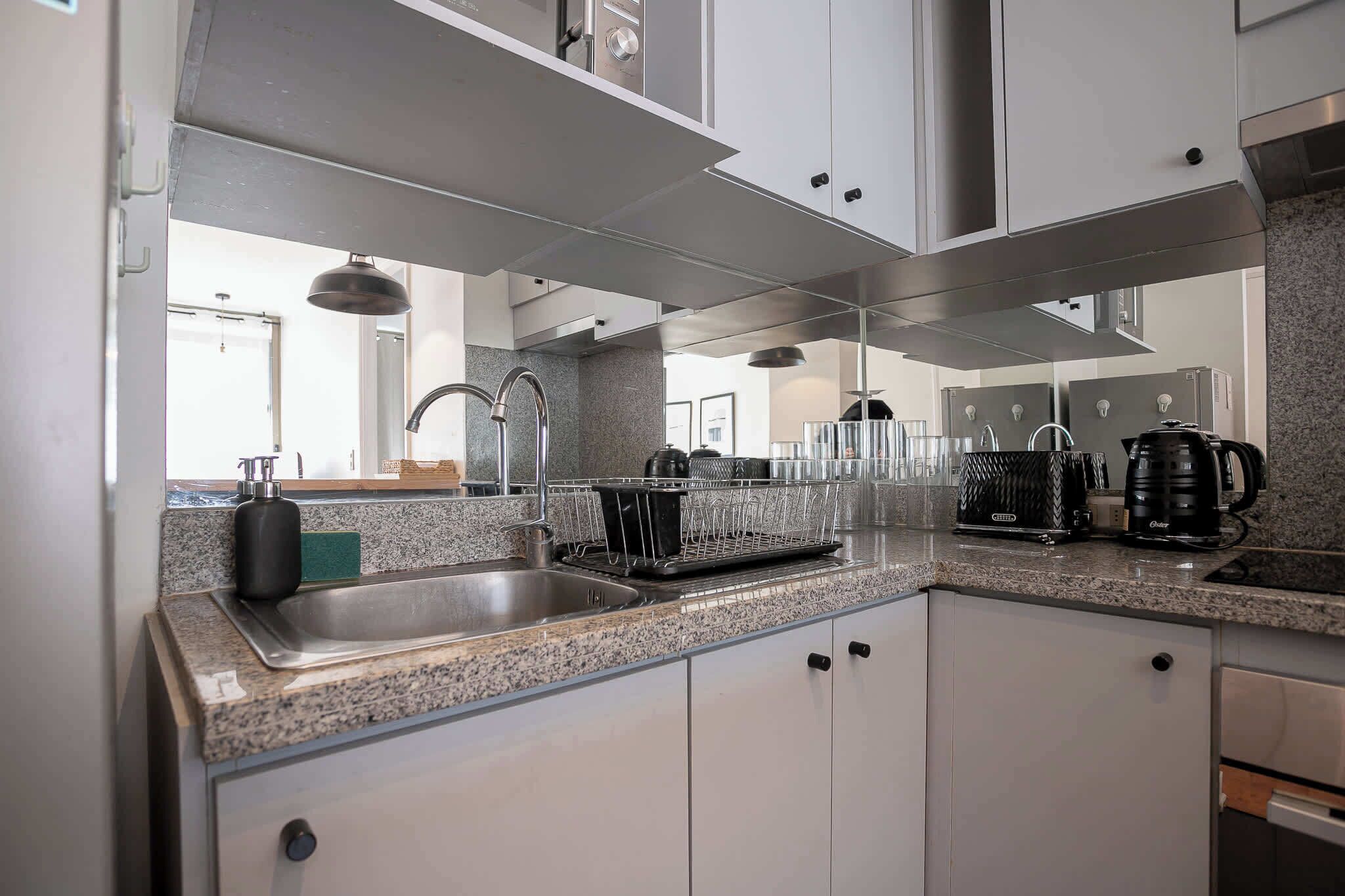 Réfrigérateur, micro-ondes, four, plaque de cuisson