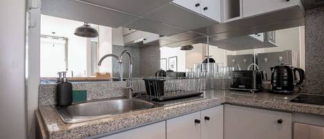 Een koelkast, een microgolfoven, een oven, een kookplaat