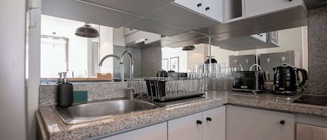 Kylskåp, mikrovågsugn, ugn och spishäll