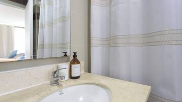 Ducha, secador de pelo y toallas