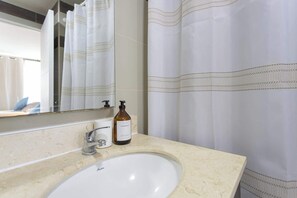 Douche, sèche-cheveux, serviettes fournies
