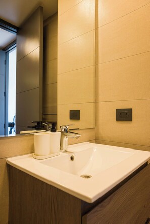 Dusj, hårføner og håndklær