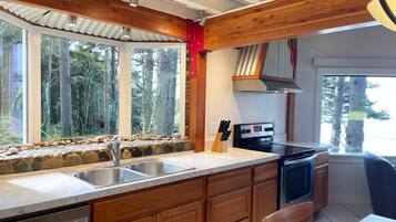 KylskÄp, mikrovÄgsugn, ugn och spishÀll