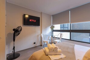 Tabla de planchar con plancha, wifi y ropa de cama