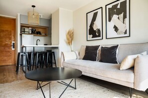 TV, offices - Chic Retreat in Las Condes Your Adventure Awaits! (Las Condes)