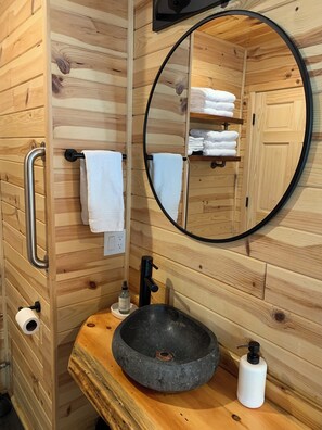 Hair dryer, towels - Treehouse in Ionia Michigan (Ionia)