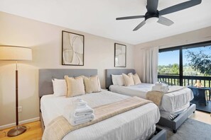 4 habitaciones, escritorio y tabla de planchar con plancha