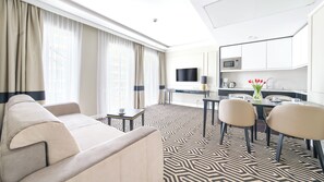Apartamento, bañera de hidromasaje (E505) | Zona de estar | Una televisión de pantalla plana
