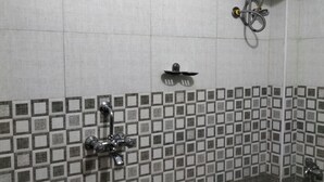 Un baño con ducha, inodoro y lavamanos.
