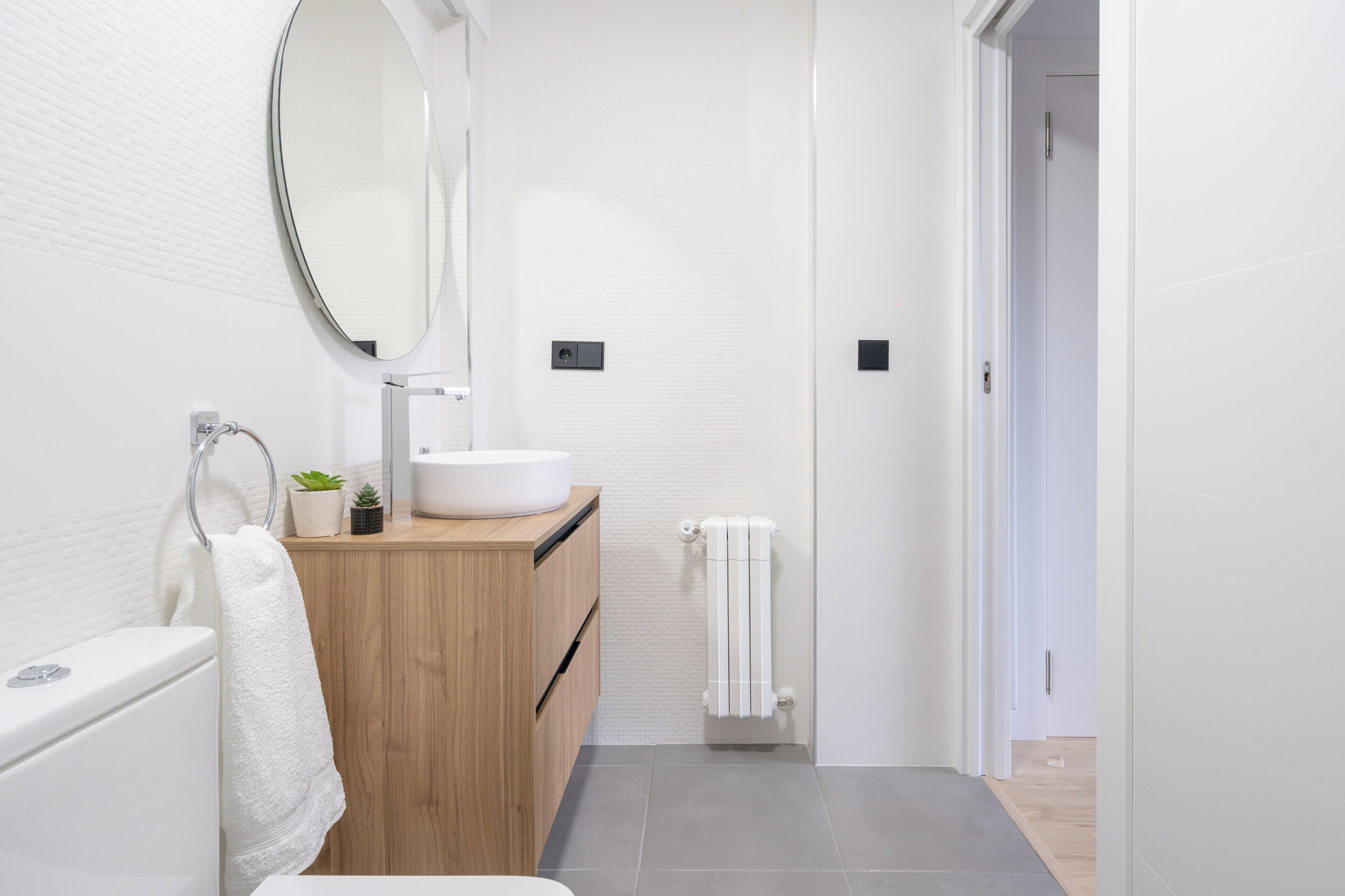 Regadera, secadora de cabello, toallas, jabón 