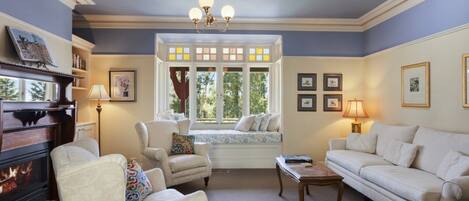 32-inch Smart TV with digital channels, DVD player