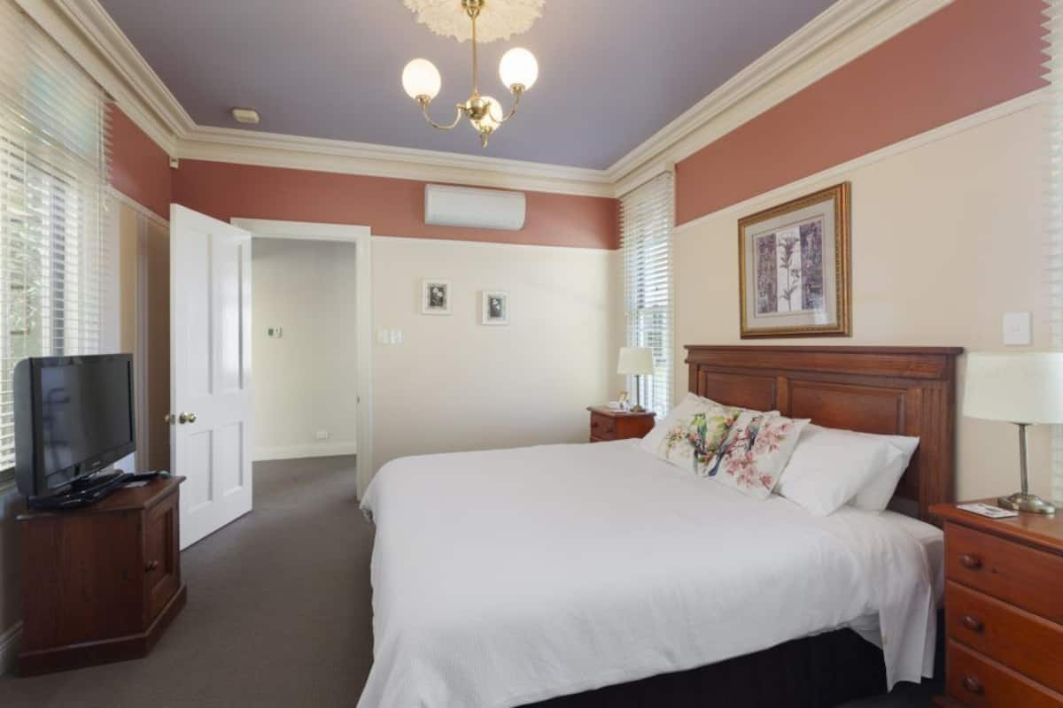 Comfort Suite, Garden View | Iron/ironing board, free WiFi, bed sheets