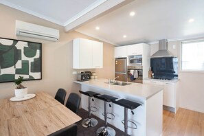 Geladeira, micro-ondas, fogão, cooktop