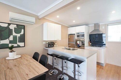 Stylish City Pad – Luxe, Comfy, Central