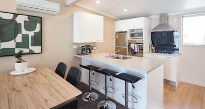 Stylish City Pad – Luxe, Comfy, Central