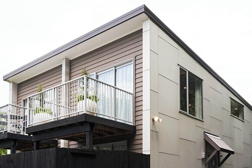 Stylish City Pad – Luxe, Comfy, Central