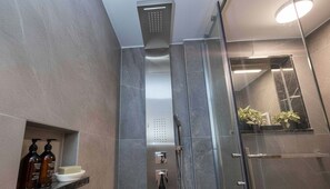 Douche, sèche-cheveux, serviettes fournies