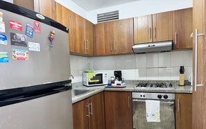 Refrigerador, microondas, horno y cafetera y tetera 