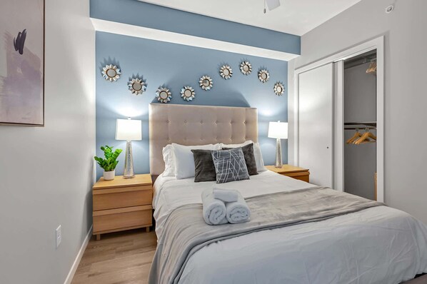 1 chambre, bureau, fer et planche à repasser, lit parapluie