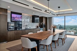 Dining - High-Rise Apt Raleigh Free Parking & Sunset View 1 (Raleigh)