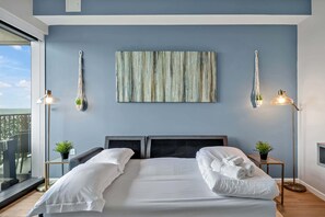 1 bedroom, desk, iron/ironing board, travel cot - High-Rise Apt Raleigh Free Parking & Sunset View 1 (Raleigh)