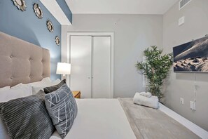 1 chambre, bureau, fer et planche à repasser, lit parapluie