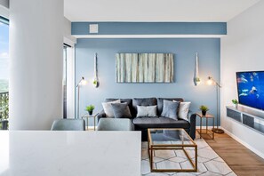 TV, peis og kontorer