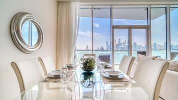 Appartamento Luxury, 1 camera da letto, vista spiaggia | Pasti in camera