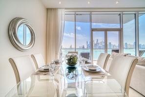 Appartement Luxe, 1 chambre, vue plage | Restauration dans la chambre