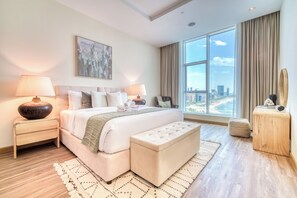 Luksusleilighet, 1 soverom, strandutsikt | Safe på rommet, skrivebord og skrivebord for bærbar PC