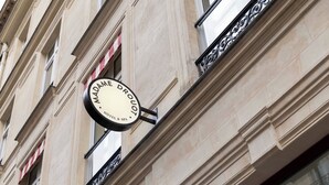 A circular sign with the text "MADAME DROUOT HOTEL & SPA" on a building facade. - Madame Drouot & Spa - Opéra (Paris)