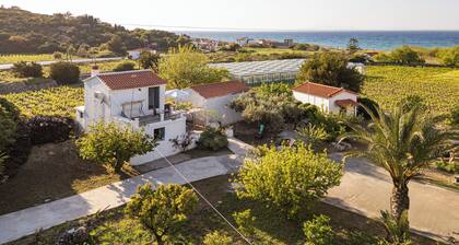 THALIA'S COTTAGE - Cozy, Romantic Retreat for Two
