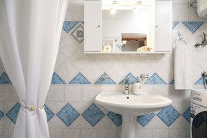 مناشف، صابون، ورق حمّام