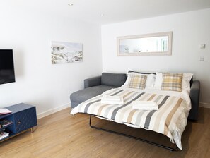 Apartment | 1 bedroom, iron/ironing board, free WiFi, bed sheets - Newquay Escape/10 min to Beach/patio/parking (Newquay)